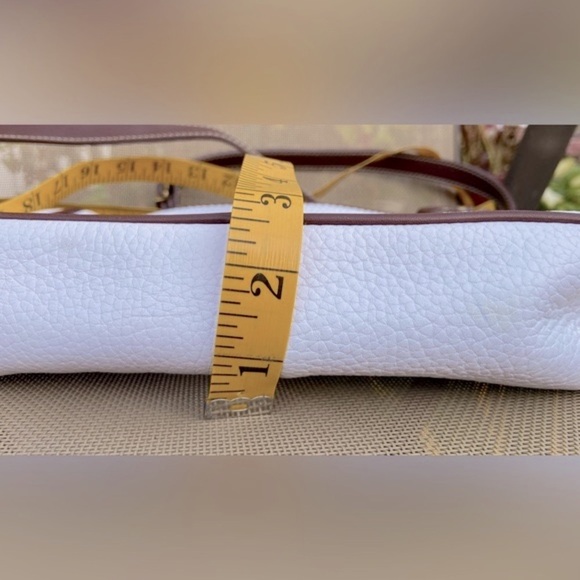 VGU Medallion Brand Crossbody Bag in Very Good, Clean Condition- Beautiful Piece - Picture 14 of 16